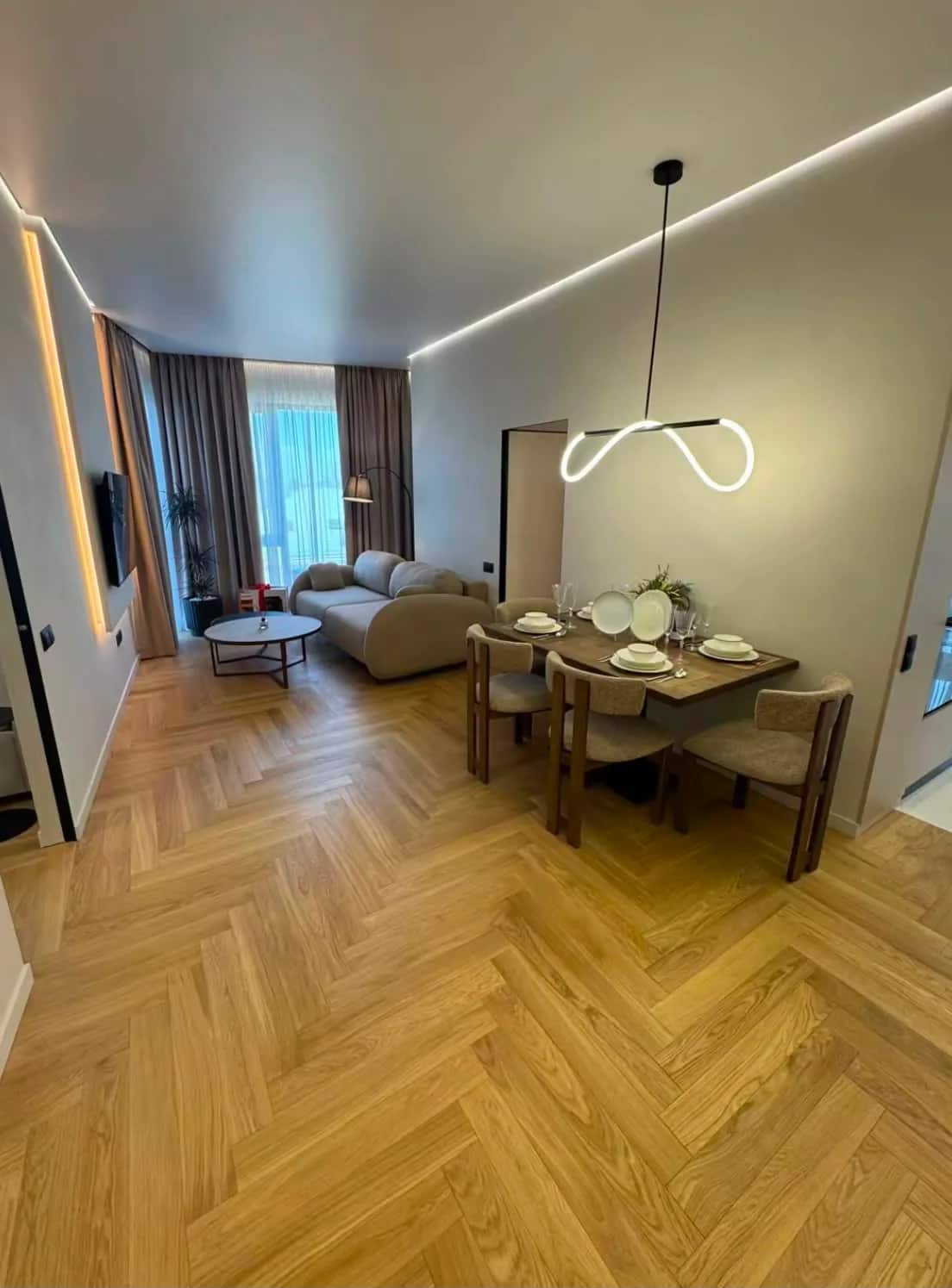 Salon ve yemek alanında balıksırtı laminant parke