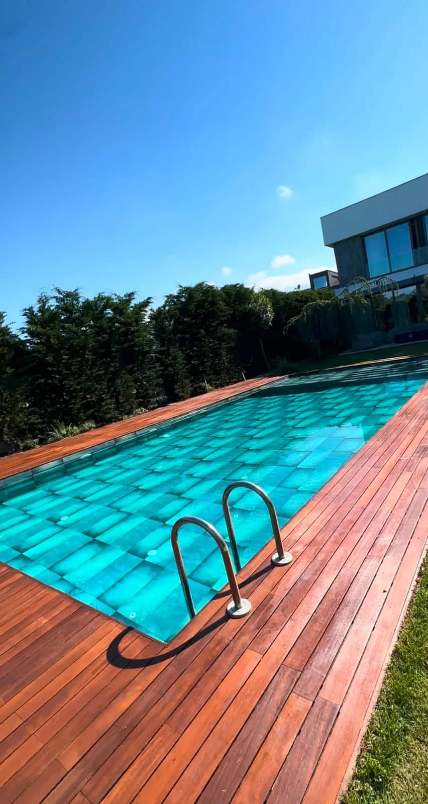 Havuz kenarı ahşap deck uygulaması