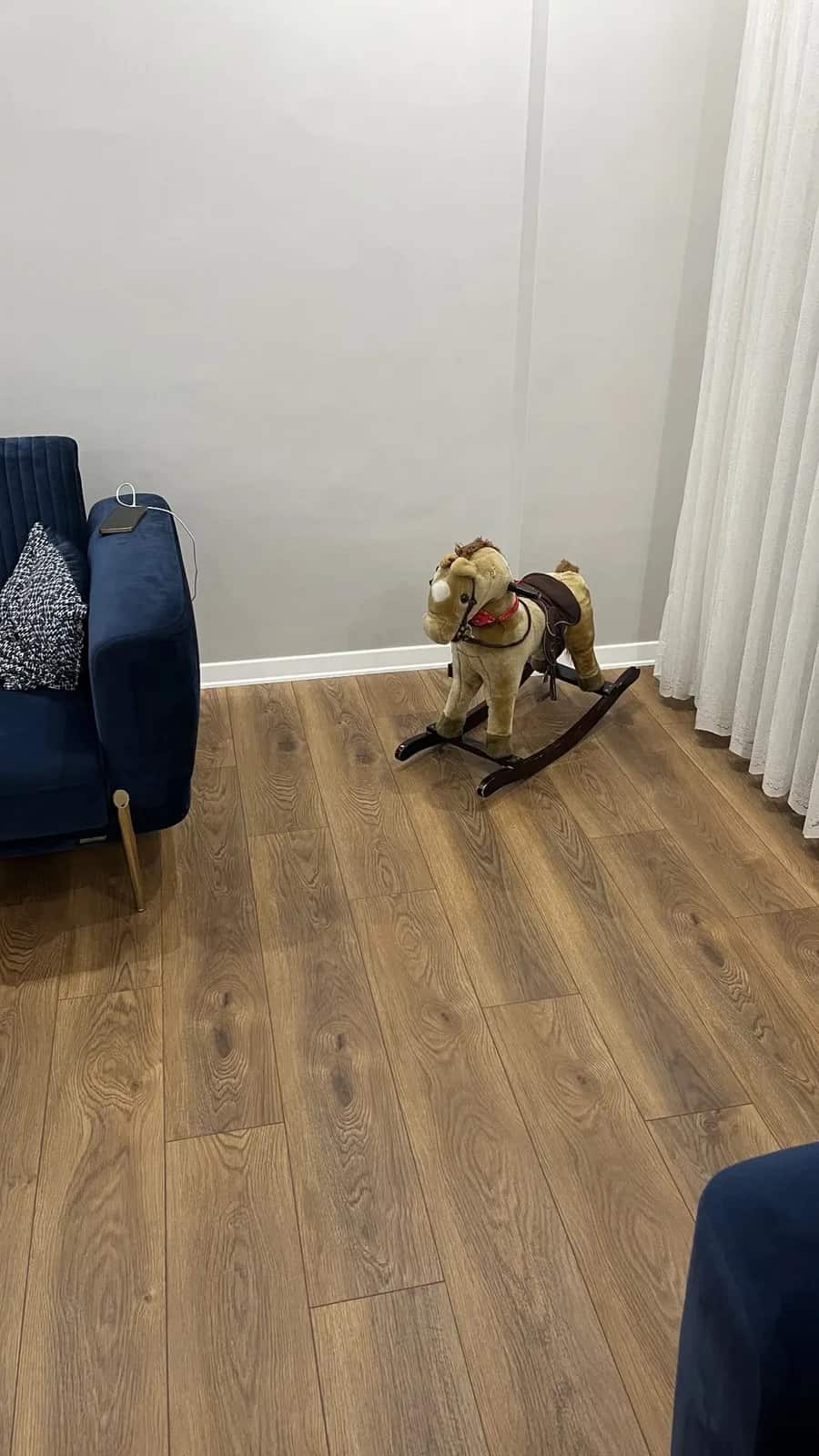 Oturma odasında laminat parke uygulaması